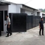 Petugas berjaga di depan rumah yang sebelumnya diperiksa secara mendadak oleh Ombudsman RI di Lapas Kelas IIA Cibinong/ Foto: ANTARA