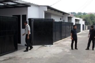Petugas berjaga di depan rumah yang sebelumnya diperiksa secara mendadak oleh Ombudsman RI di Lapas Kelas IIA Cibinong/ Foto: ANTARA
