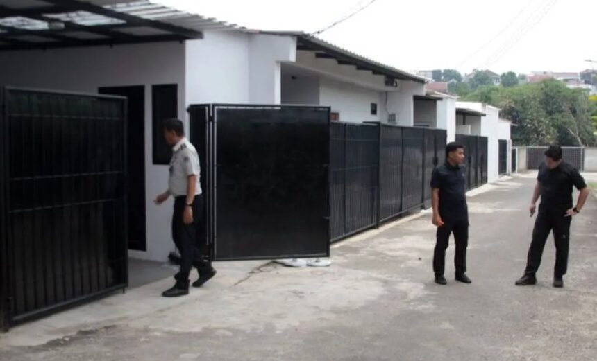 Petugas berjaga di depan rumah yang sebelumnya diperiksa secara mendadak oleh Ombudsman RI di Lapas Kelas IIA Cibinong/ Foto: ANTARA