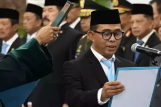 Nuzran Joher saat dilantik sebagai Ketua Ombudsman RI/ Foto: Setpres