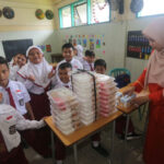 Siswa menerima makan bergizi gratis /Dok.istimewa