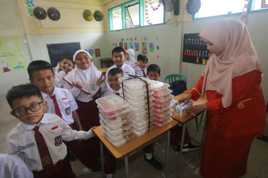 Siswa menerima makan bergizi gratis /Dok.istimewa