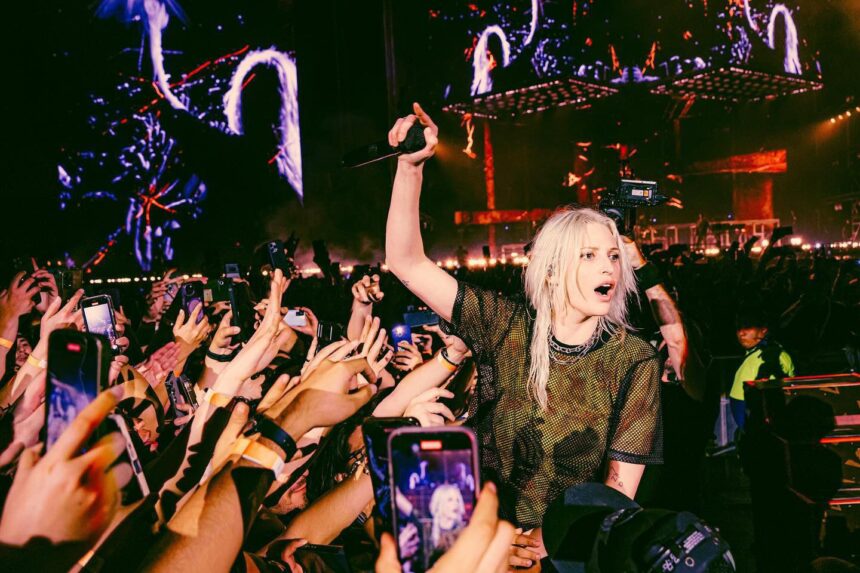 Emily Amstrong saat menjadi vokalis Linkin Park di Jakarta