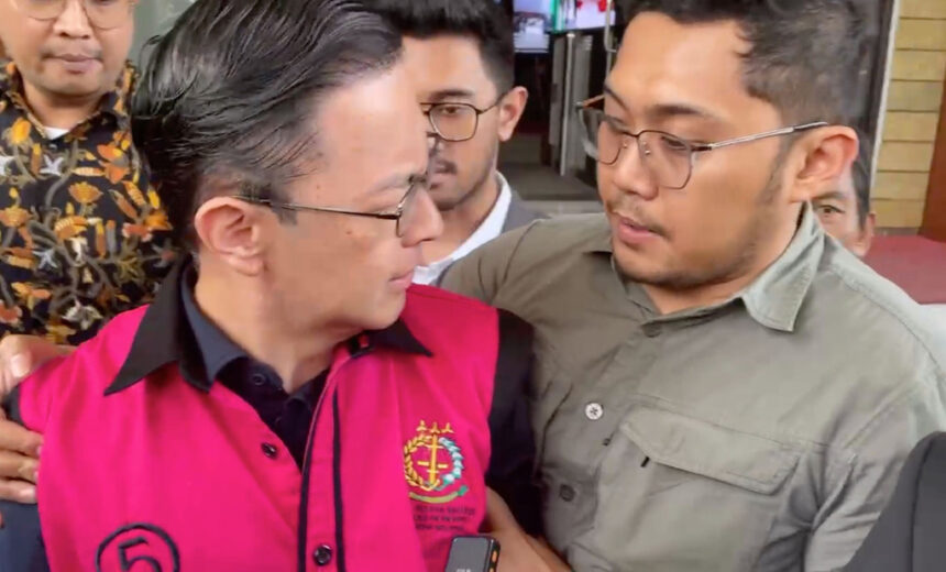 Moment Tom Lembong digiring oleh petugas/ foto : ist