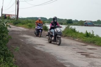 Kerusakan jalan pengubung Desa Banjar Kemuning dengan Desa Kalanganyar, Sedati, Sidoarjo