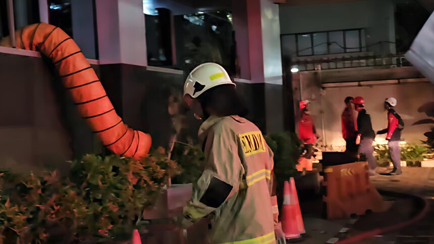 Petugas Damkar berupaya memadamkan api yang membakar ruang Humas Gedung ATR/BPN RI