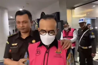 Kejagung menetapkan tujuh tersangka skandal korupsi dalam tata kelola minyak mentah dan produksi kilang PT Pertamina (Persero) yang menyebabkan kerugian negara mencapai Rp 193,7 triliun.