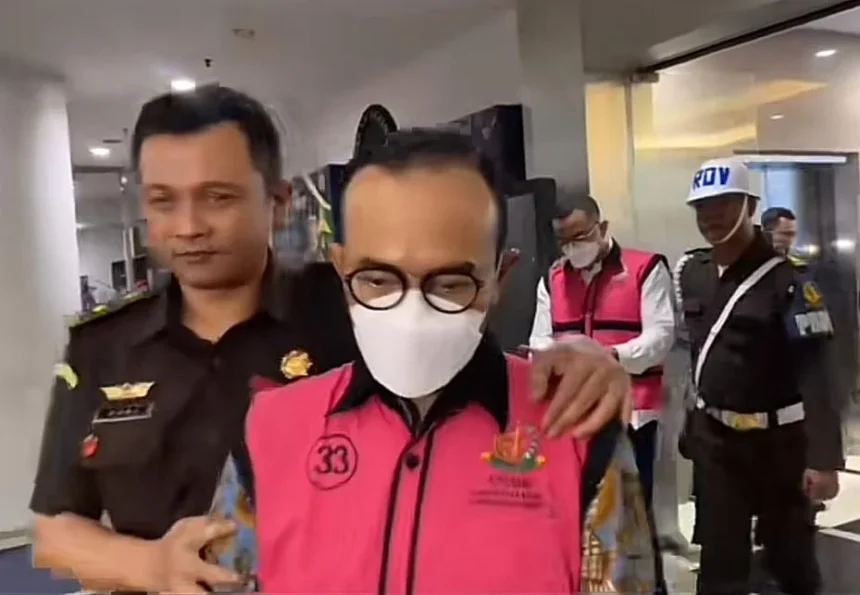 Kejagung menetapkan tujuh tersangka skandal korupsi dalam tata kelola minyak mentah dan produksi kilang PT Pertamina (Persero) yang menyebabkan kerugian negara mencapai Rp 193,7 triliun.