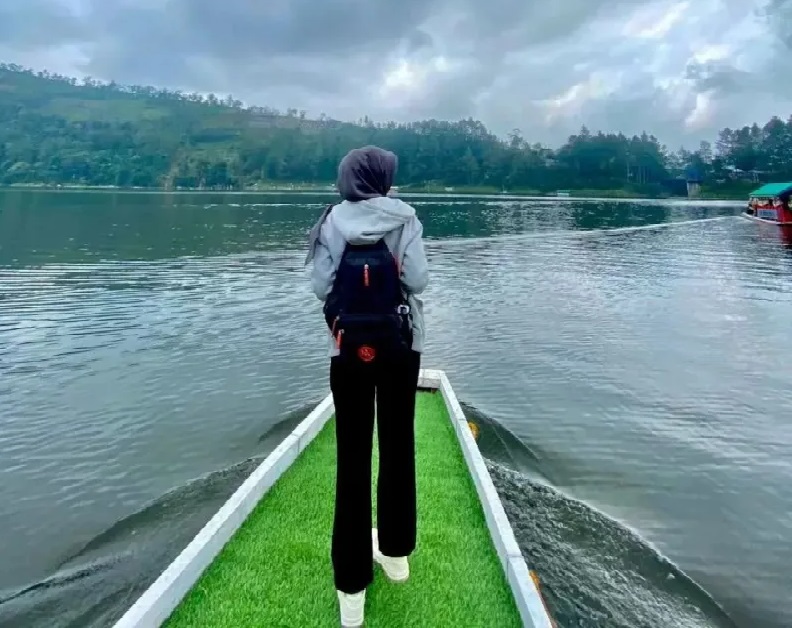 Bisa foto selfie di atas perahu di Telaga Menjer, Dieng, Wonosobo