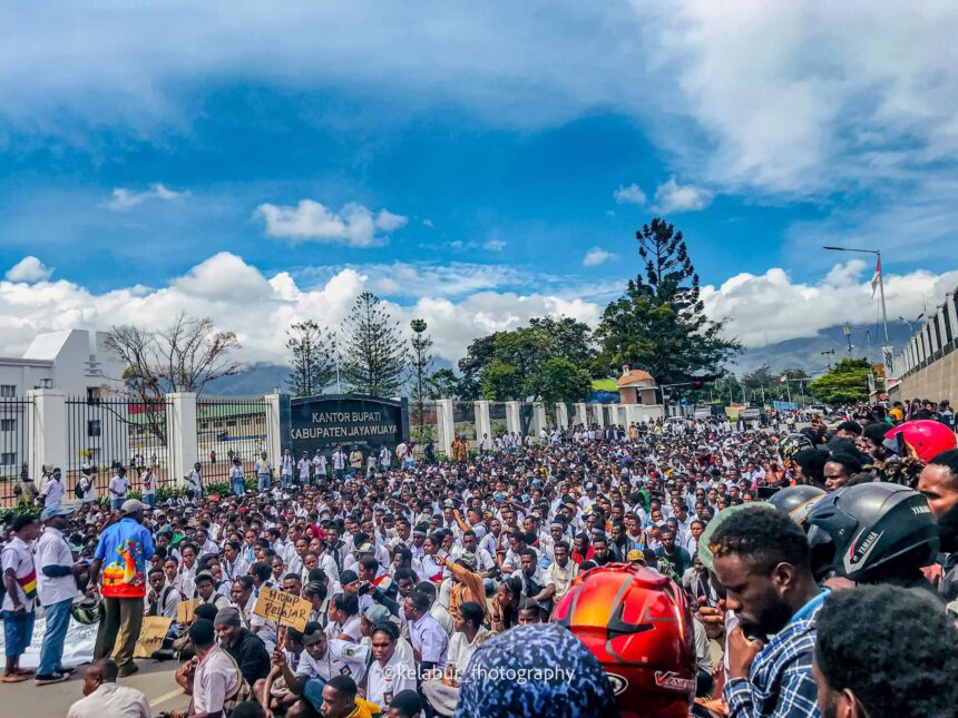 Unjuk rasa siswa menolak program Makan Bergizi Gratis di Papua