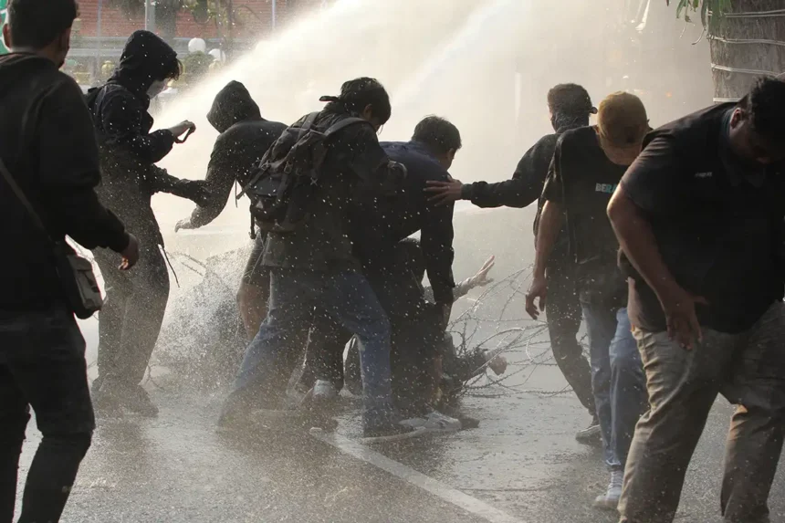Aksi unjuk rasa Tolak UU TNI di Surabaya / Foto : Capture Antara