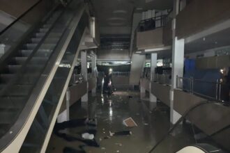Banjir mampu menggenangi Mega Mall Bekasi/ Foto : X