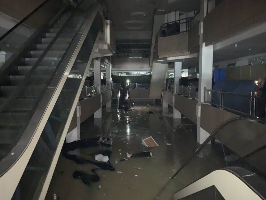 Banjir mampu menggenangi Mega Mall Bekasi/ Foto : X