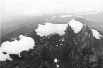 Puncak Gunung Carstenszsaat tertutup salju/ Foto : wikipedia