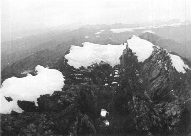 Puncak Gunung Carstenszsaat tertutup salju/ Foto : wikipedia