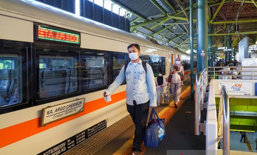 Mulai ada peningkatan penumpang di Stasiun Gambir/ Foto : Capture ANTARA