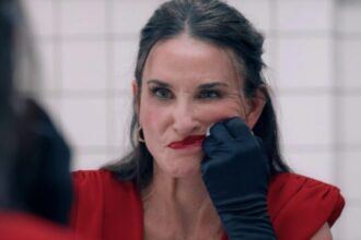 Scene terapic dari Demi Moore dalam film The Substance. Sayang gagal bawa aktris terbaik Oscar 2025 / Foto : Ist
