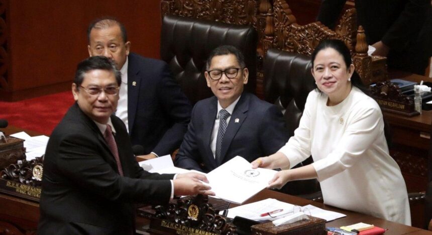 Ketua Panitia Kerja RUU TNI Utut Adiyanto menyerahkan draft ke Ketua DPR RI Puan Maharani / Foto : Ist