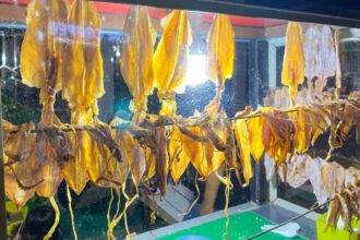 Kuliner Sotong Pangkong berupa cumi yang dipipihkan dengan palu. / Foto : Ist
