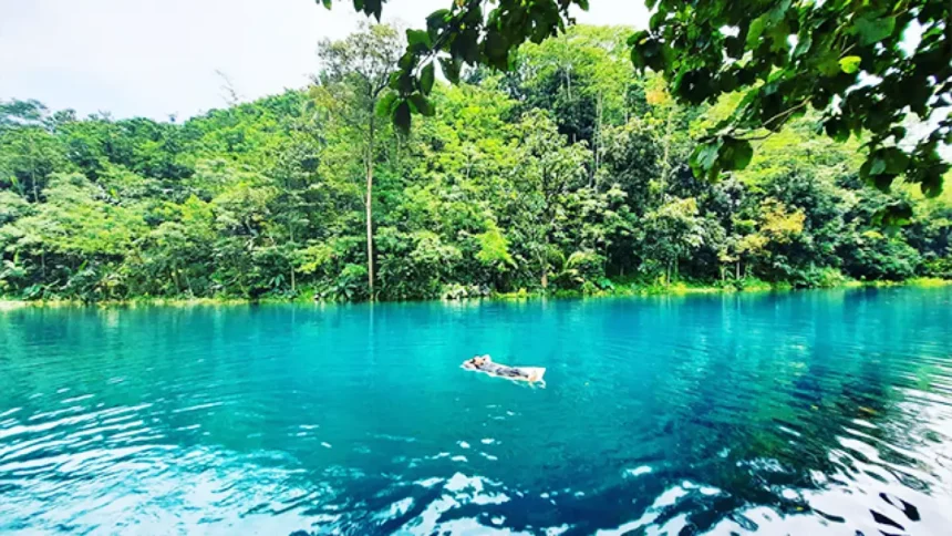 Kejernihan Telaga Biru Nila airnya benar benar biru dan jernih./ foto : Ist