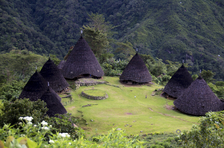 Rumah desa adat Wae Rebo yang viral / foto : wikipedia