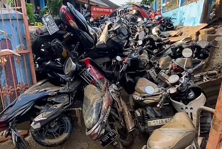 Beredar di media sosial onggokan motor korban banjir / Foto : X