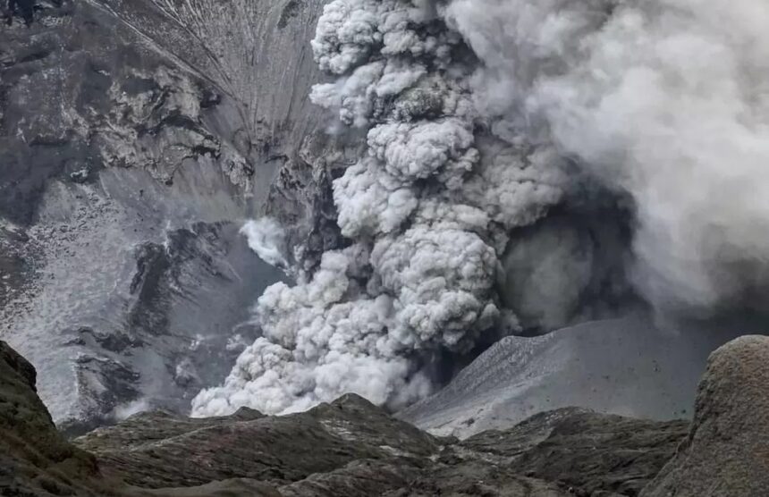 Aktifitas kawah Gunung Dukono / Foto : IG