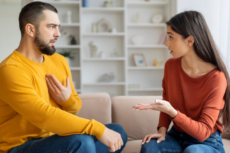 Tanda pasangan bermasalah ada komunikasi tidak efektif / Foto : geedeting