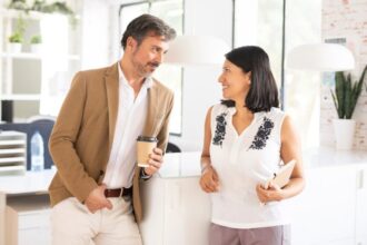 Menunjukkan ketertarikan bagian magnetik untuk berkenalan dengan orang/ Foto : Freepik