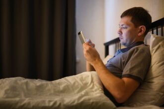 Hindari main gadged ketika menjelang tidur / Foto : Freepik