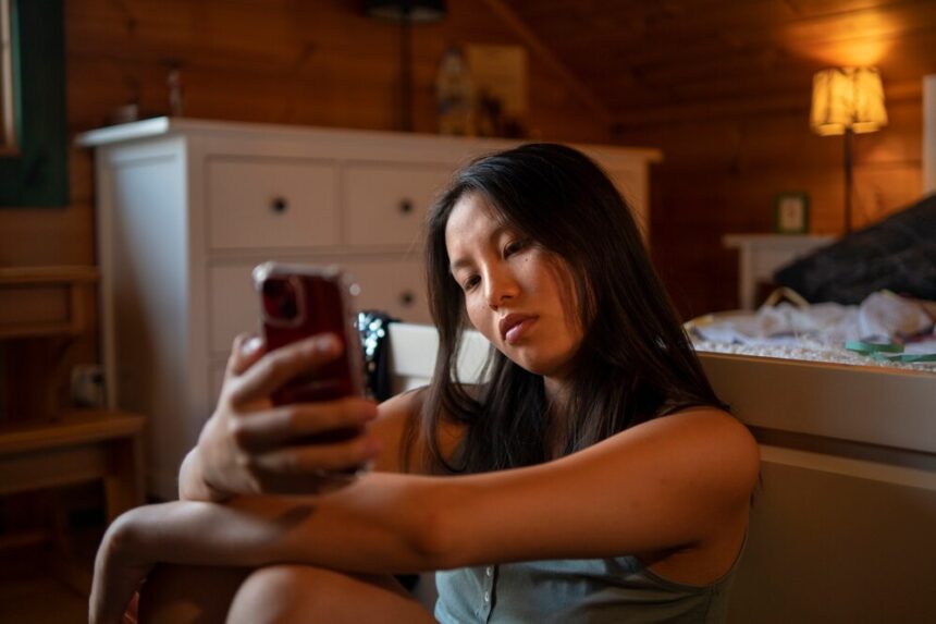 Skrol media sosial memicu perasaan sepi/ Foto : Freepik