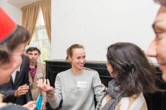 Perlu kecerdasan untuk menyampaiakn diam kepada lawan bicara/ Foto : Freepik