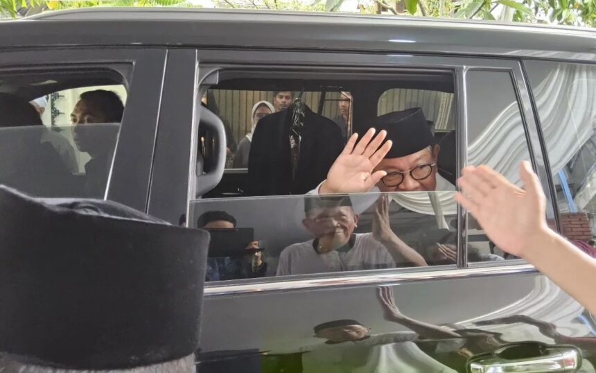 Gubernur Pramono Anung usai melawat di rumah duka Bunda Iffet / Foto : capture ANTARA