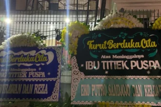 sejumlah karangan bunga ucapan duka cita di rumah alm Titiek Puspa / Foto : Ist