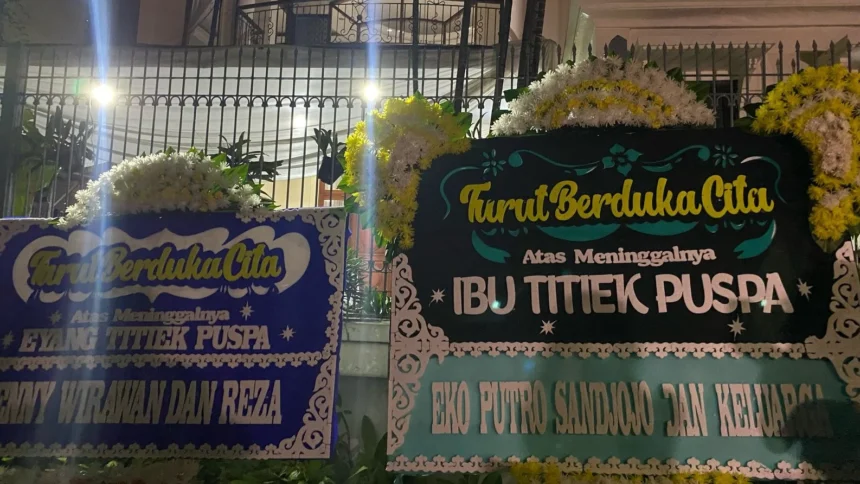 sejumlah karangan bunga ucapan duka cita di rumah alm Titiek Puspa / Foto : Ist