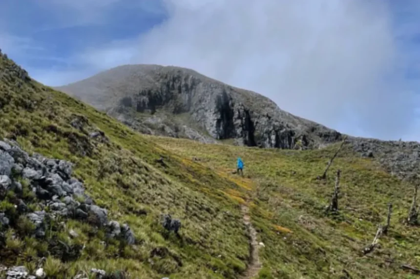 Gunung Binaiya menawarkan pemandangan yang cantik namun jalur yang ekstrim / Foto : capture ANTARA