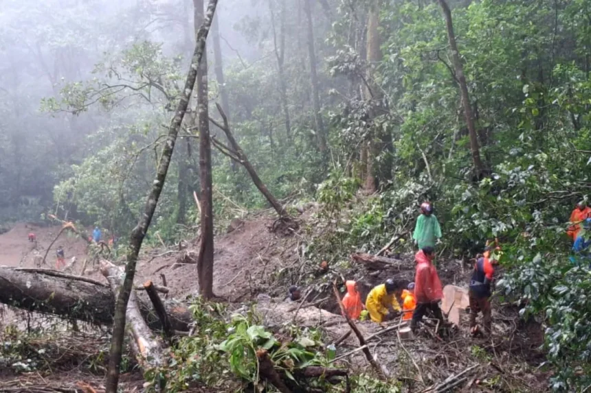 Longsor yang menutup jalan akses Pacet - Batu dan arah sebaliknya / Foto : Capture Antara