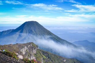 Gunung Gede Pangrango 3.023 / Foto : Wikipedia