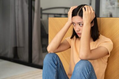 Tanda wanita tidak bahagia adalah kecemasan / Foto : Freepik
