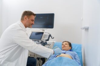 Ilustrasi pemeriksaan menggunakan USG / Foto : Freepik