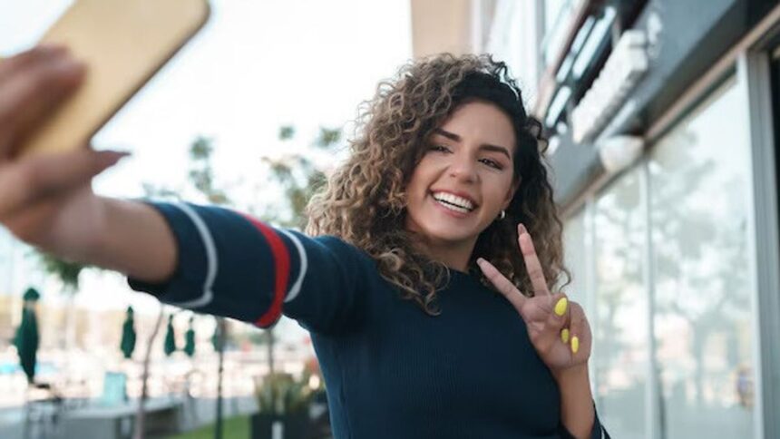 Penelitian menjelaskan ada keterkaitan antara narsisistik dengan kecanduan media sosial / Foto : freepik