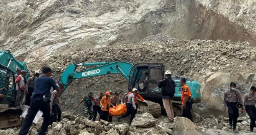 Tim SAR dan petugas gabungan melalukan pencarian korban longsor / Foto : capture ANTARA