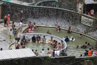 Suasana pemandian air panas Pacet / Foto ; captur Radar Mojokerto