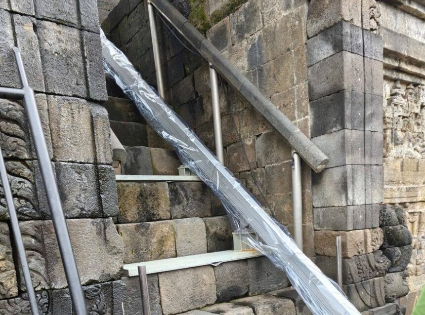 Rangka stairlift yang akan dipasang di tangga Borobudur / Foto : X