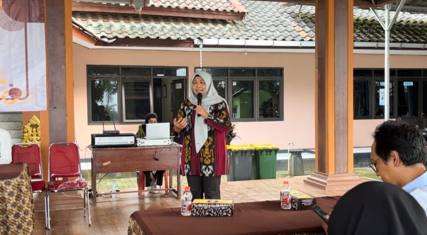 Dra. Susi Hardjati, M.AP, Koordinator Program Studi Administrasi Publik, UPN “Veteran” Jawa Timur saat menyampaikan paparannya/istimewa