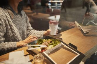 Seseorang yang eesan meu sama sat makan di restoran memiiki kepribadian tertentu / Foto : Freepik