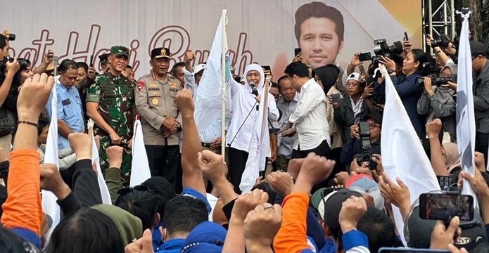 Gubernur Jawa Timur Khofifah Indar Parawansa saat memberikan orasi di depan pekerja di Hari Buruh Internasional / Foto : Ist