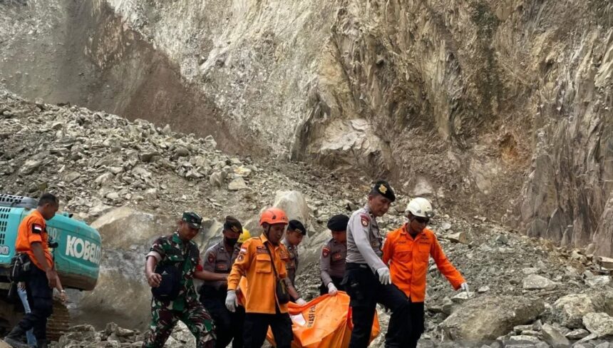Petugas melakukan evakuasi korban longsor Gunung Kuda / Foto : capture ANTARA