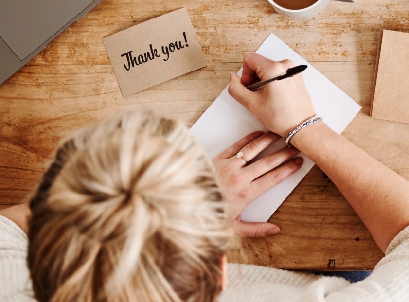 Menulis terima kasih di kertas mampu menaikkan kesehatan mental / Foto : pixel