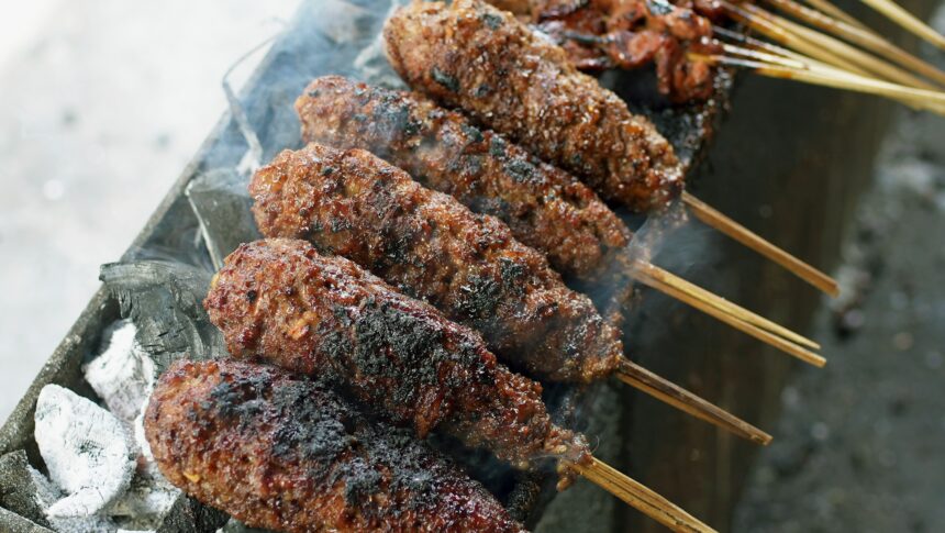 Sate Buntel dikenalka orang Tionghoa sejak tahun 1948 / Foto : Indonesia Kaya
